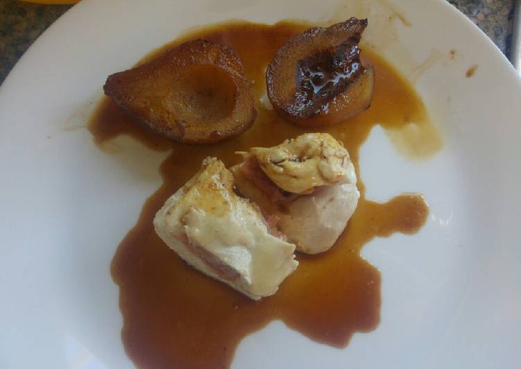 Pechuga de pollo rellena de jamón y queso con peras al vino