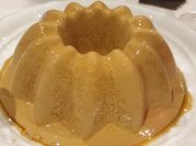 Una foto de flan royal con nata