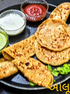 આલૂ પરાઠા (Aloo Paratha Recipe Recipe In Gujarati) રેસીપી મુખ્ય ફોટો