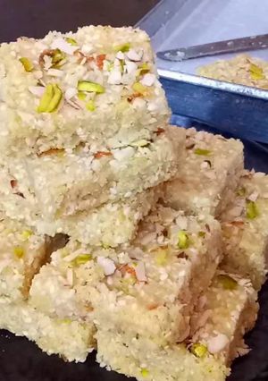 सूजी तिल की बर्फी (Sooji til Ki Burfi recipe in Hindi) रेसिपी मुख्य फोटो