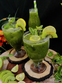 मिंट कीवी कूलर (mint kiwi cooler recipe in Hindi) रेसिपी मुख्य फोटो