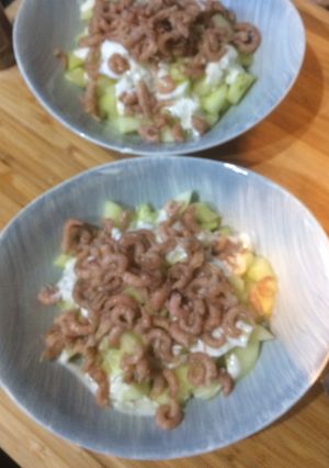 Une photo de Salade de concombre accompagné de crevettes grise et sa délicieuse sauce épicée