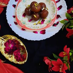 A picture of Gulab jamun.