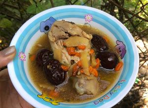 Hình của món Súp gà hầm táo đỏ.