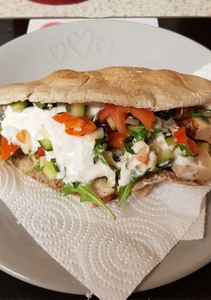 A picture of My Really Full Chicken Pitta Bread. 😍.