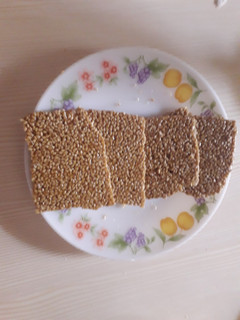 તલની ચીકી(Til Chikki recipe in Gujarati) રેસીપી મુખ્ય ફોટો