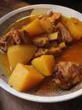 Costillas adobadas con patatas en olla de cocción lenta