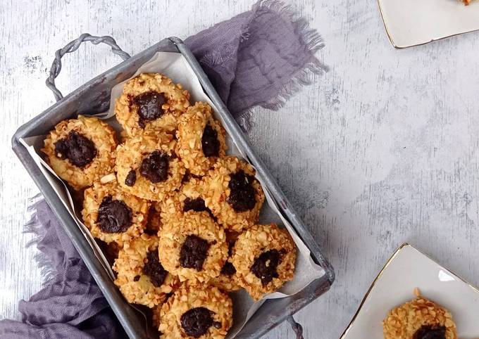 Langkah Mudah untuk Menyiapkan ChocoNut Cookies, Menggugah Selera