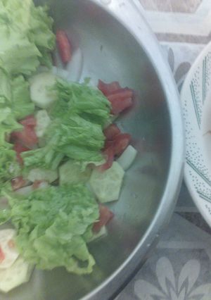Una foto de Merluza rebozada con ensalada