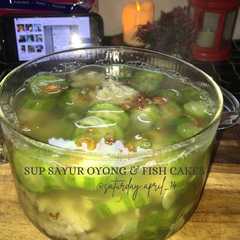 A picture of Sup sayur oyong & fish cakes.