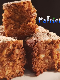 Una foto de Brownie de chocolate blanco con avellanas en panificadora