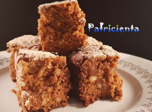 Foto principal de Brownie de chocolate blanco con avellanas en panificadora