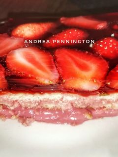 Una foto de Pastel de fresas y gelatina