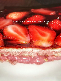 Una foto de Pastel de fresas y gelatina