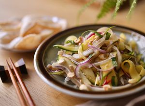 Hình của món Gỏi Xoài Tai Heo & Bánh Phồng Tôm.