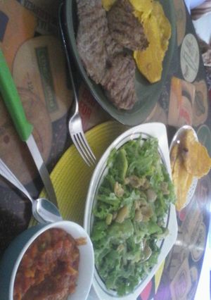 Una foto de Asado con ensalada verde de aceituna y aguacate  con tostadas de plátanos  y queso  para untar