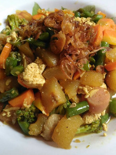 Foto resep Tumis kikil, sayur, bakso, sosis & sayuran bumbu kari kecap