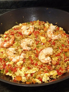 Una foto de Arroz salteado con verduritas y gambas. (Videoreceta)