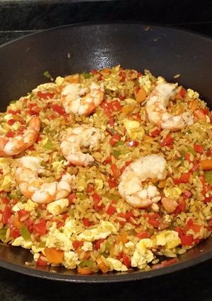 Una foto de Arroz salteado con verduritas y gambas. (Videoreceta)
