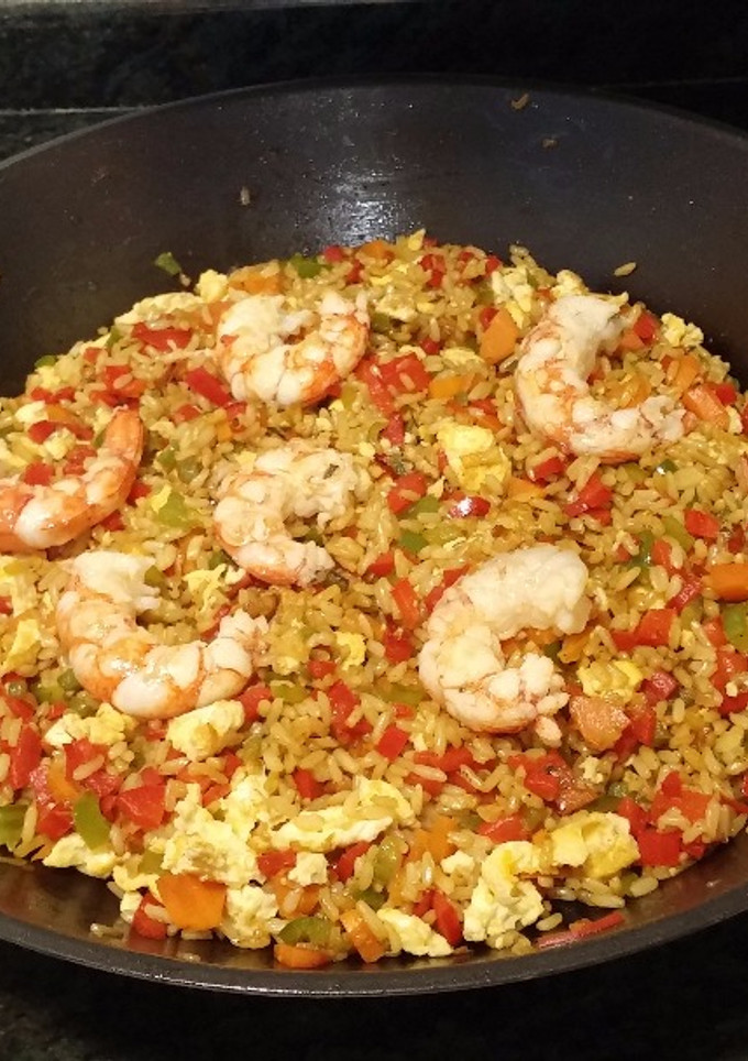 Una foto de Arroz salteado con verduritas y gambas. (Videoreceta)