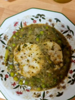 Una foto de Pescado con salsa verde