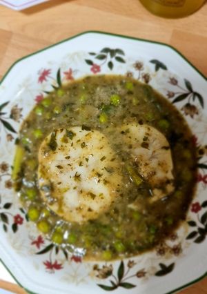 Una foto de Pescado con salsa verde
