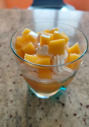 Une photo de Verrine de mangue et chantilly au mascarpone