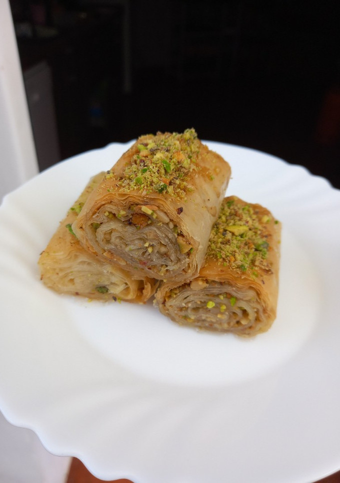 Una foto de Rollitos de baklava con nueces y pistachos