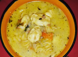 Una foto de Sopa de pasta con Atún y queso costeño