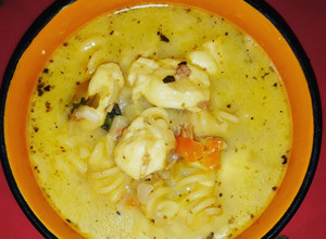 Una foto de Sopa de pasta con Atún y queso costeño