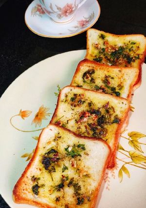 গার্লিক টোস্ট (garlic toast recipe in Bengali) রেসিপির প্রধান ছবি