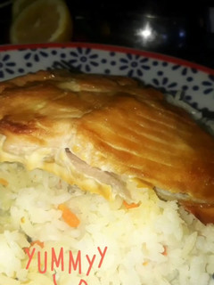 Una foto de Salmón com miel y salsa de soya