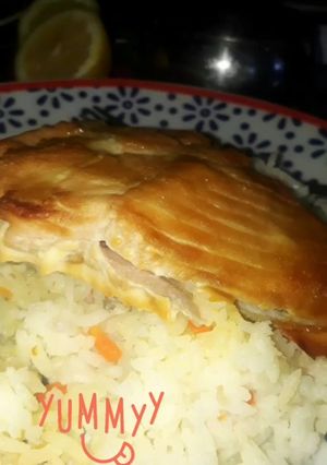Una foto de Salmón com miel y salsa de soya