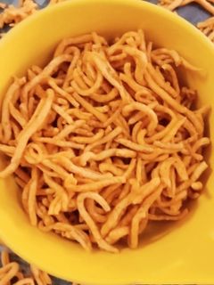 તીખા ગાંઠિયા (Tikha Ganthiya Recipe In Gujarati) રેસીપી મુખ્ય ફોટો