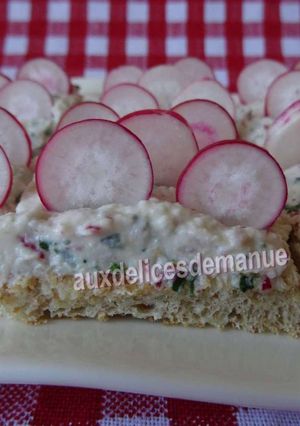 Une photo de Toasts à la crème de radis, parmesan et poulet