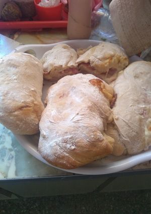 Una foto de Pan relleno con jamón y queso