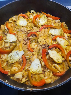 Una foto de Arroz con calamar y gambas Celi
