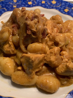 Una foto de Ñoquis de Pollo al curry picante