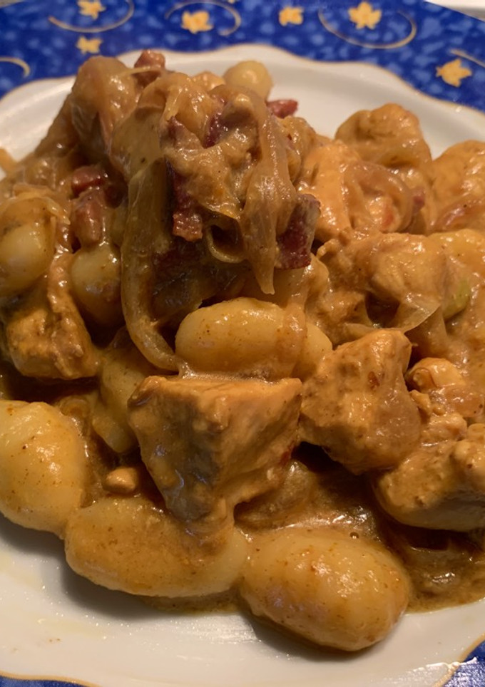 Una foto de Ñoquis de Pollo al curry picante