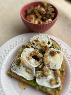 Foto principal de Desayuno saludable con queso de cabra y miel