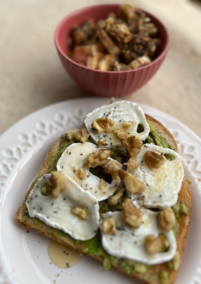 Una foto de Desayuno saludable con queso de cabra y miel