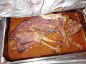 Una foto de cabrito en adobo