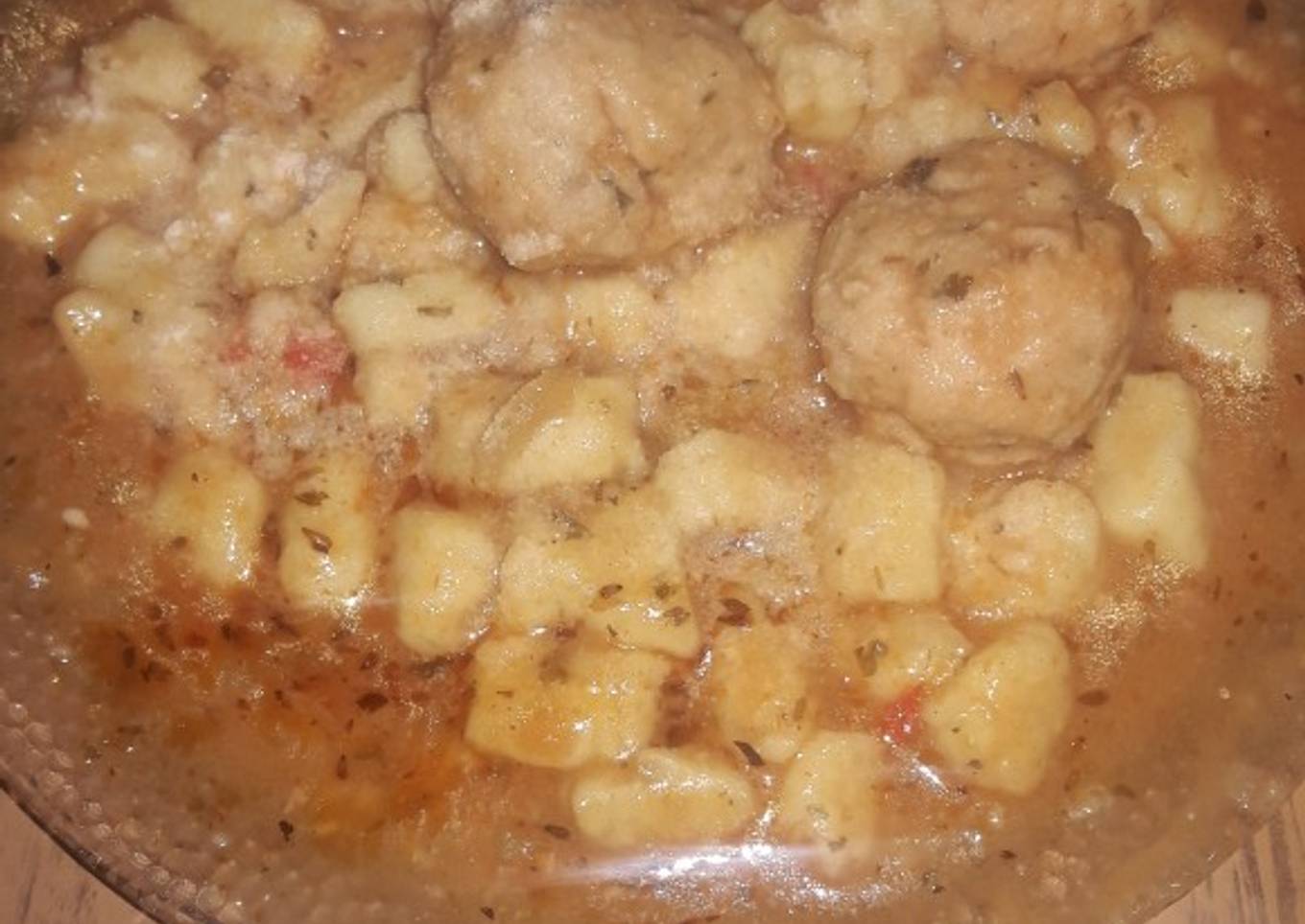 Ñoquis de papas y albóndigas en estofado