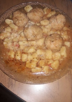 Una foto de Ñoquis de papas y albóndigas en estofado