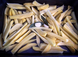 Una foto de Papas fritas con laurel y ajo (al horno)