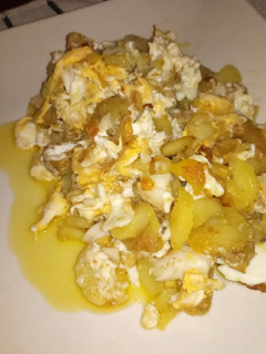 Una foto de Revuelto de papas con huevo y merluza