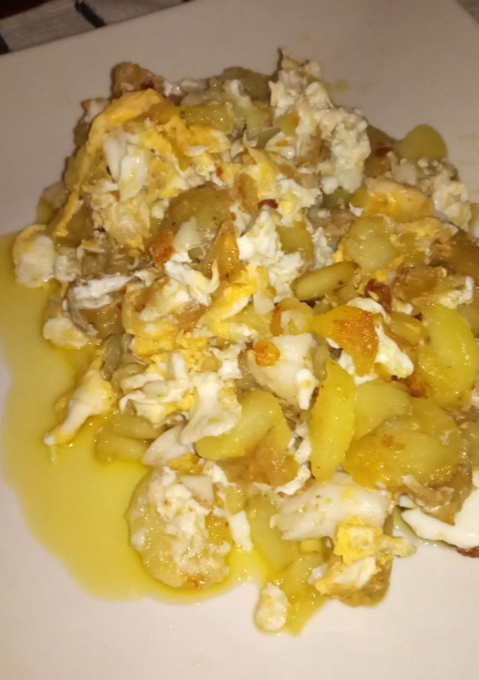 Una foto de Revuelto de papas con huevo y merluza