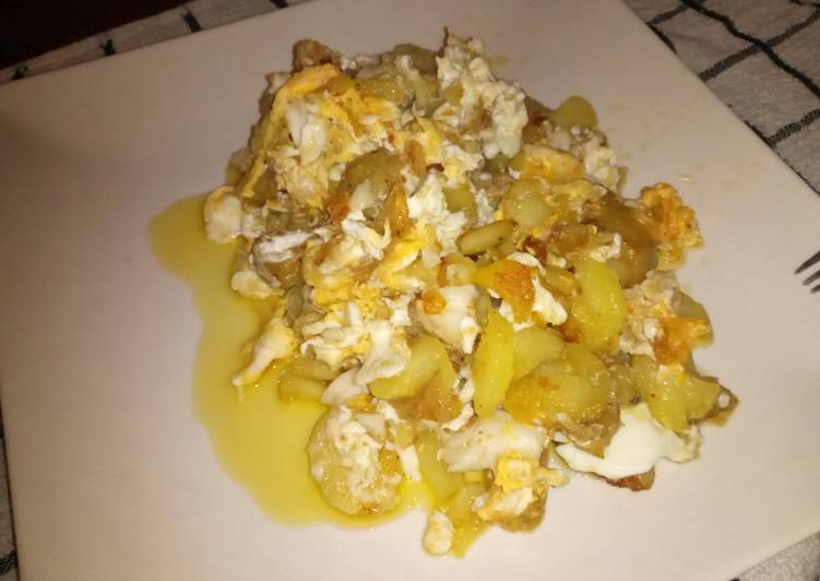 Revuelto de papas con huevo y merluza