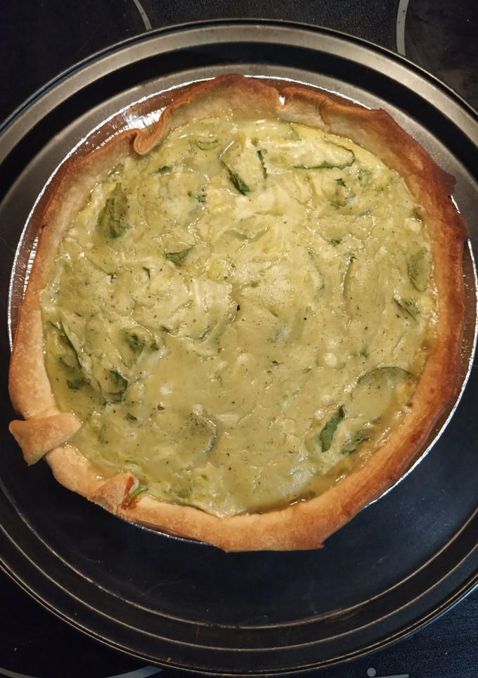 Una foto de Quiche de espinacas y crema de calabacín