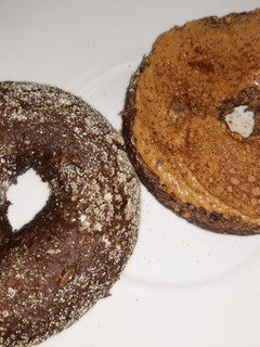 Una foto de Bagel con mantequilla de cacahuete